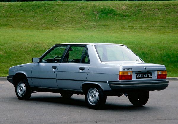 Renault 9 -  